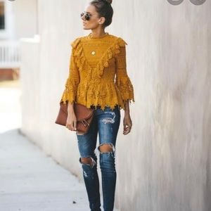 Adorable Vici top perfect with skinny jeans!